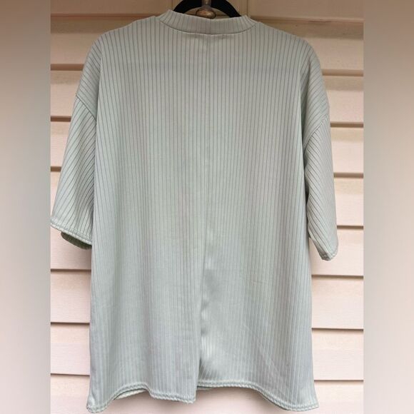 Misguided lime colored short sleeved crew neck t-shirt, comfortable , size US 4 - Picture 4 of 5